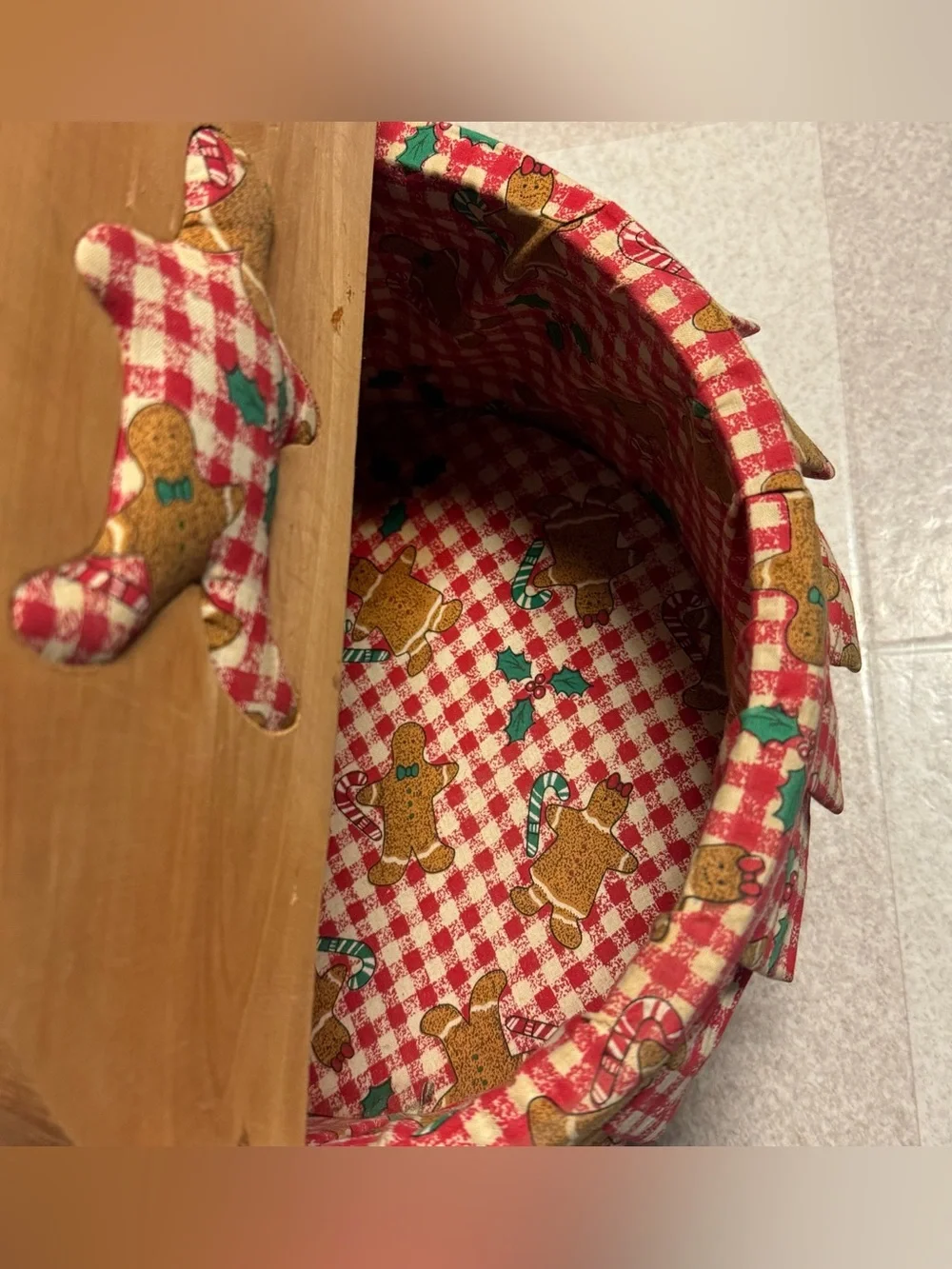 VTG Half Bushel Lined Sewing Basket with 1 Christmas Gingerbread Shaped Handle